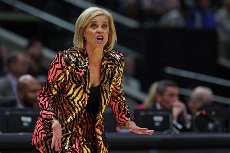 LSU Basketball Coach Kim Mulkey’s Flashy Outfits。